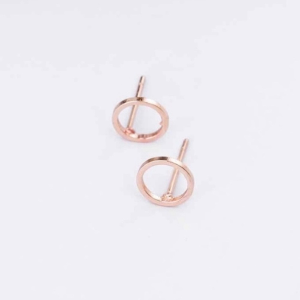 Outline circle gold studs